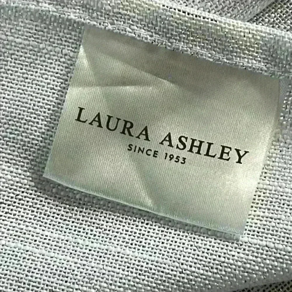 Laura Ashley 6 Napkins 18x18 White/Silver Polyester Christmas Dinner Party NWOT